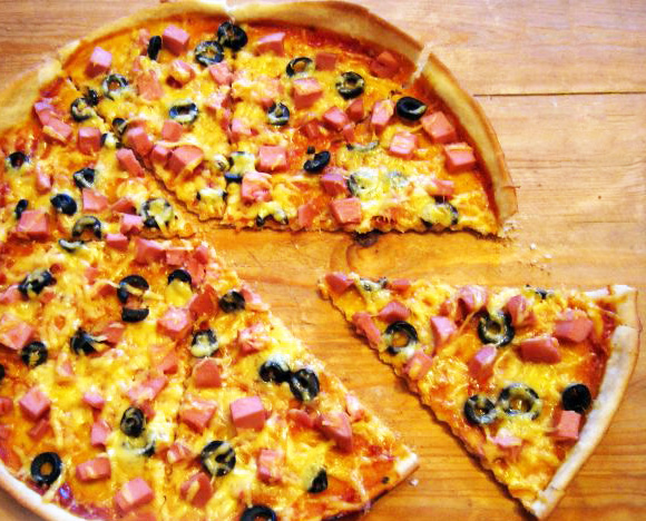 Пицца домашняя с копченой колбасой и маслинами