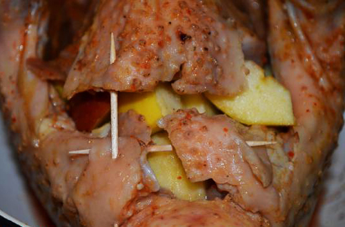 Рецепт: Петух запеченный в духовке - с яблоками и картофелем
